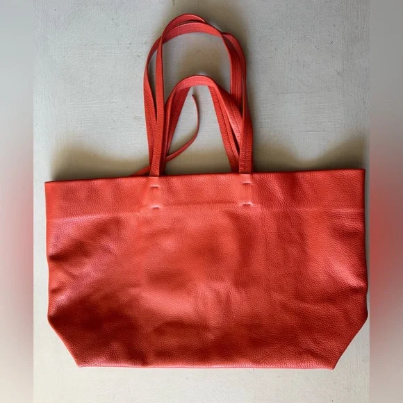 Cuyana Classic Easy Tote in RIOJA Pebbled Leather - Picture 8 of 13